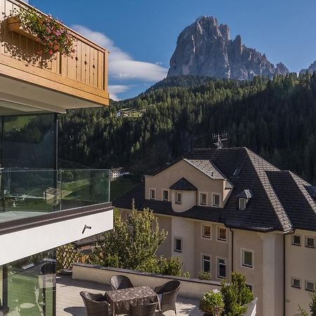 Hotel Garni Gardena - Appartments Santa Cristina Val Gardena ภายนอก รูปภาพ