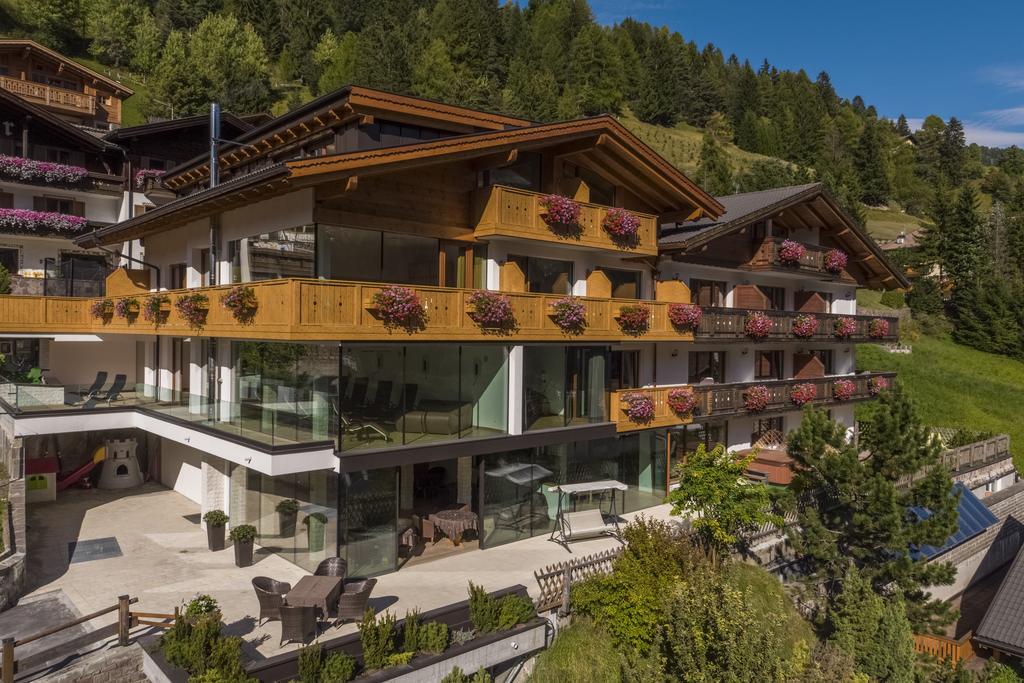 Hotel Garni Gardena - Appartments Santa Cristina Val Gardena ภายนอก รูปภาพ
