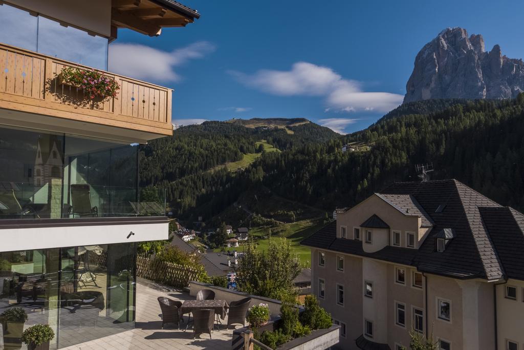 Hotel Garni Gardena - Appartments Santa Cristina Val Gardena ภายนอก รูปภาพ