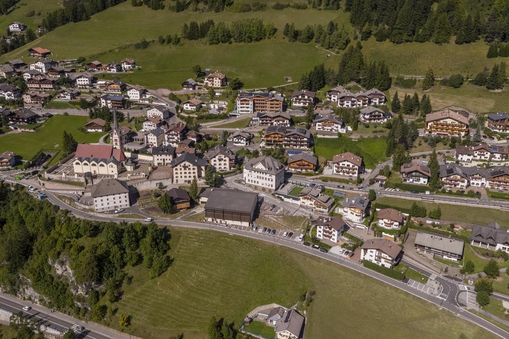Hotel Garni Gardena - Appartments Santa Cristina Val Gardena ภายนอก รูปภาพ