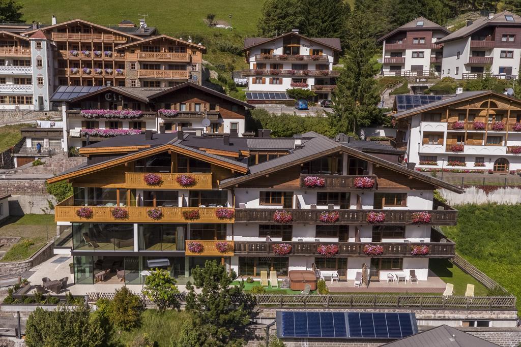 Hotel Garni Gardena - Appartments Santa Cristina Val Gardena ภายนอก รูปภาพ