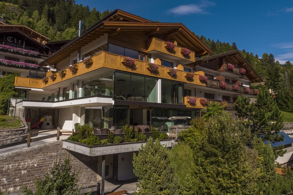 Hotel Garni Gardena - Appartments Santa Cristina Val Gardena ภายนอก รูปภาพ