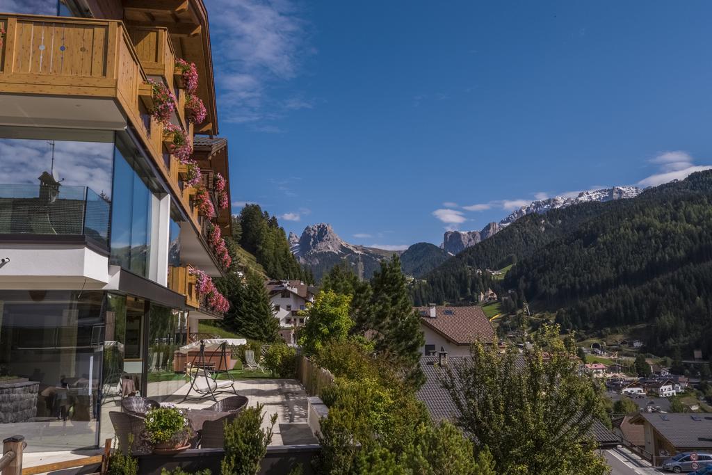 Hotel Garni Gardena - Appartments Santa Cristina Val Gardena ภายนอก รูปภาพ