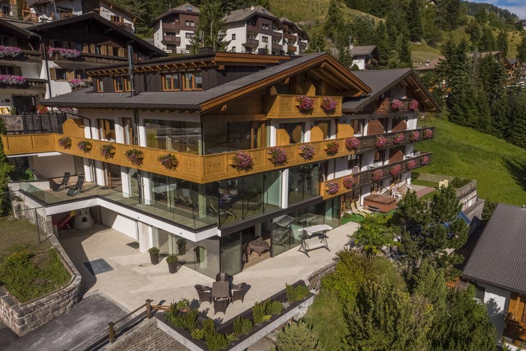 Hotel Garni Gardena - Appartments Santa Cristina Val Gardena ภายนอก รูปภาพ