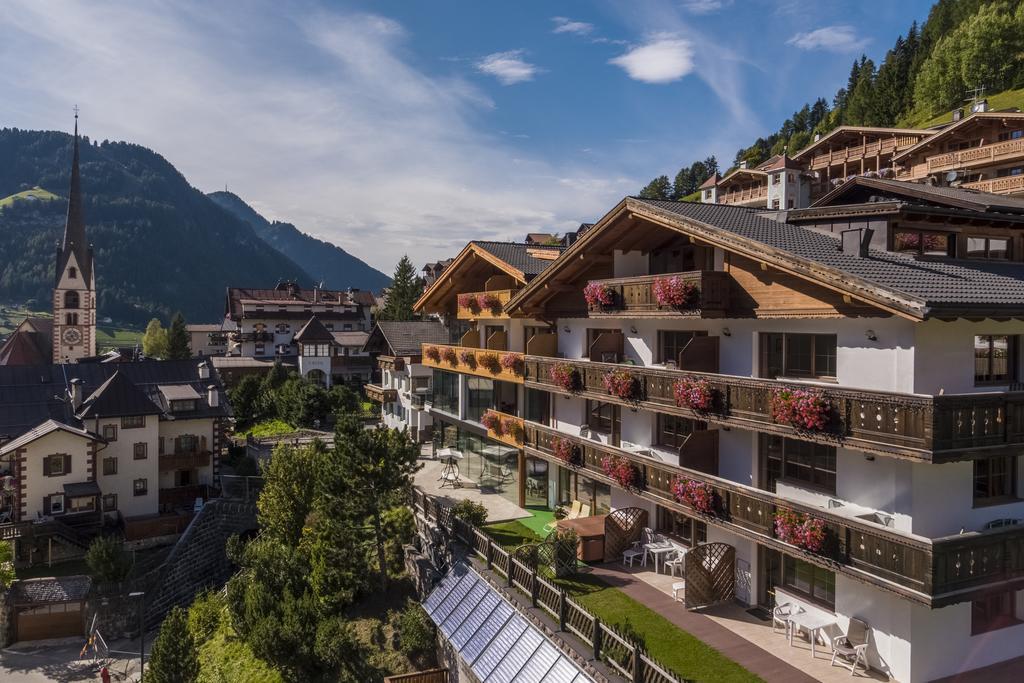 Hotel Garni Gardena - Appartments Santa Cristina Val Gardena ภายนอก รูปภาพ