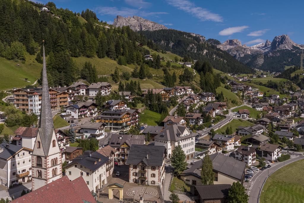 Hotel Garni Gardena - Appartments Santa Cristina Val Gardena ภายนอก รูปภาพ